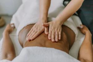 Pourquoi ai-je la sensation d’être « cartonné(e) » après une liposuccion ?